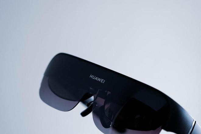 華為Vision Glass體驗 把百英寸巨幕裝進口袋的智能觀影新物種